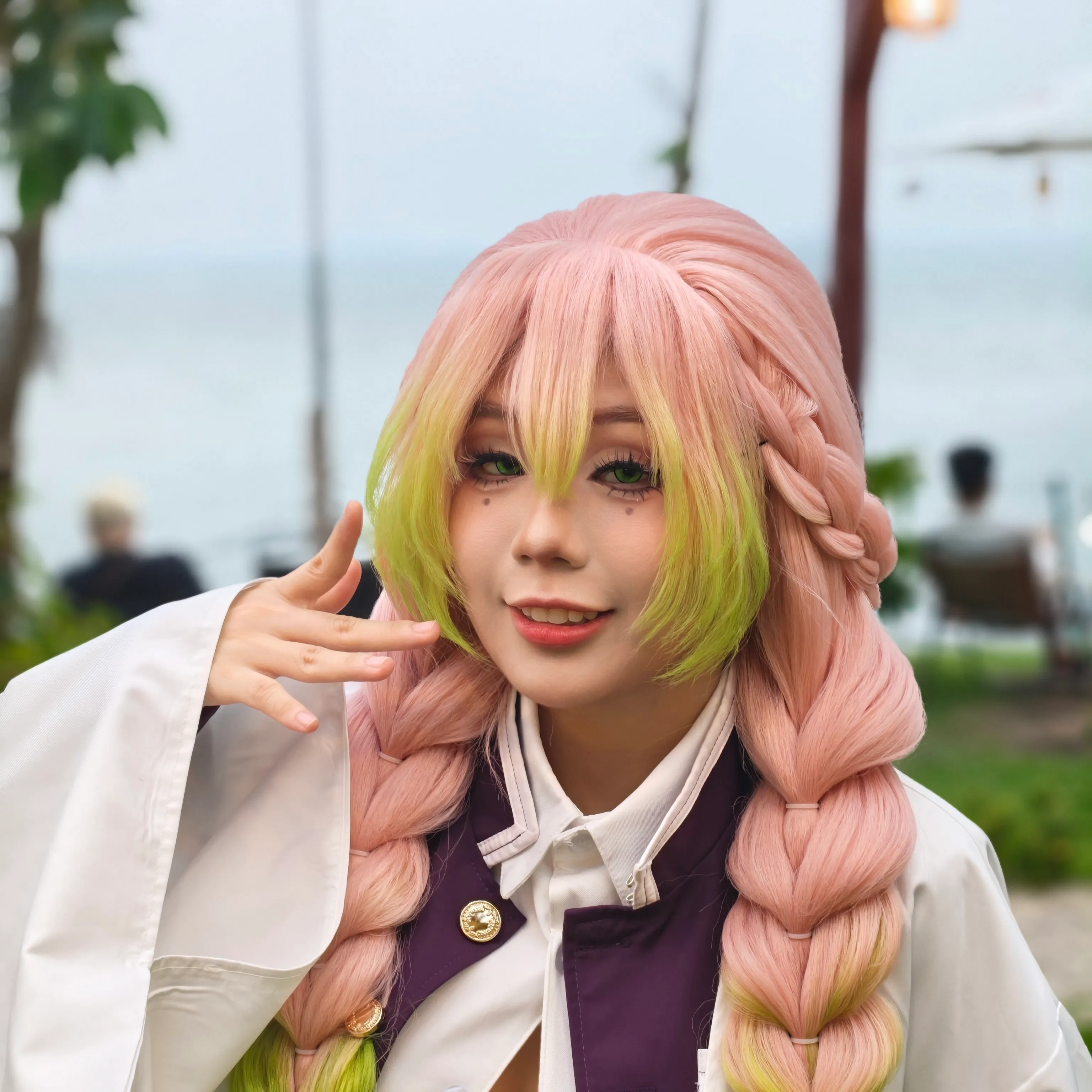 Cosplayer tóc hồng và xanh tạo dáng tại Chapter 1