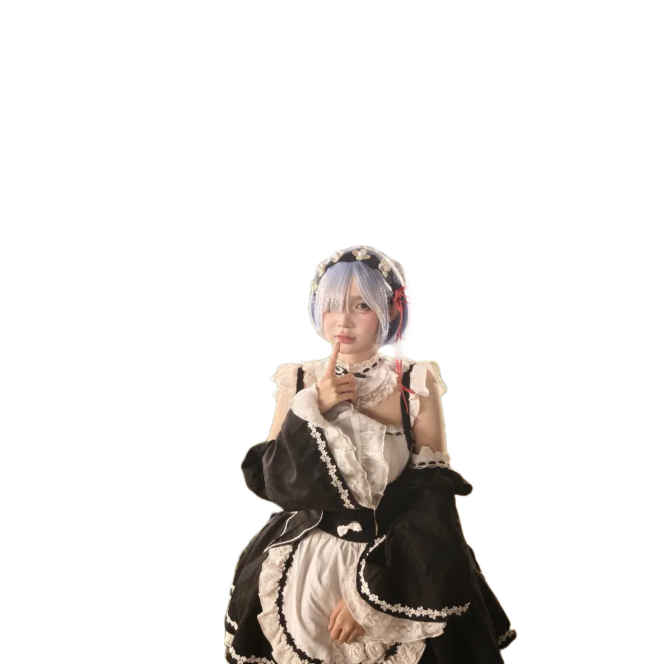 Cosplayer trong trang phục hầu gái giữa không gian ngoài trời tại Chapter 1