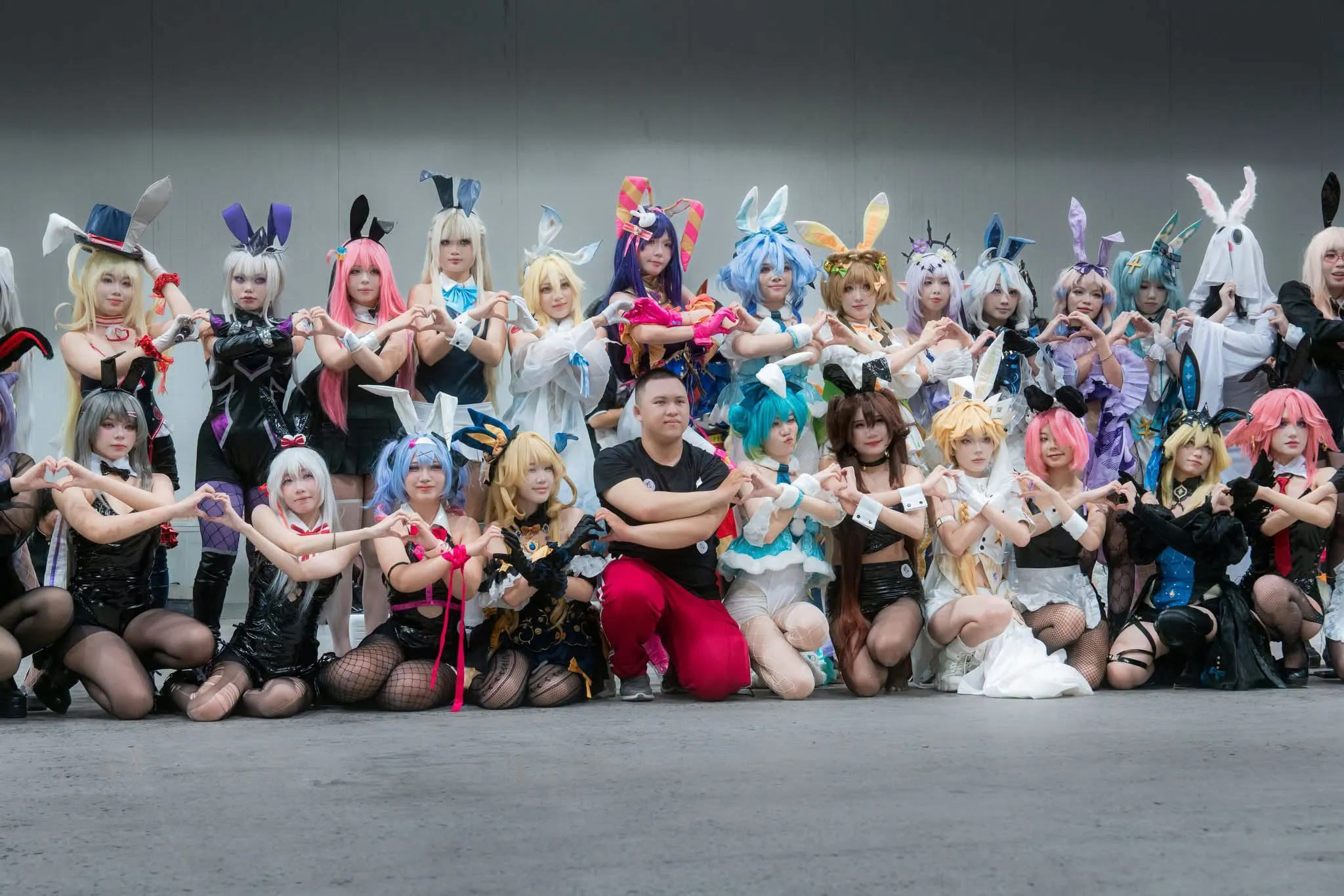 Các cosplayer cùng tạo dáng tại sự kiện